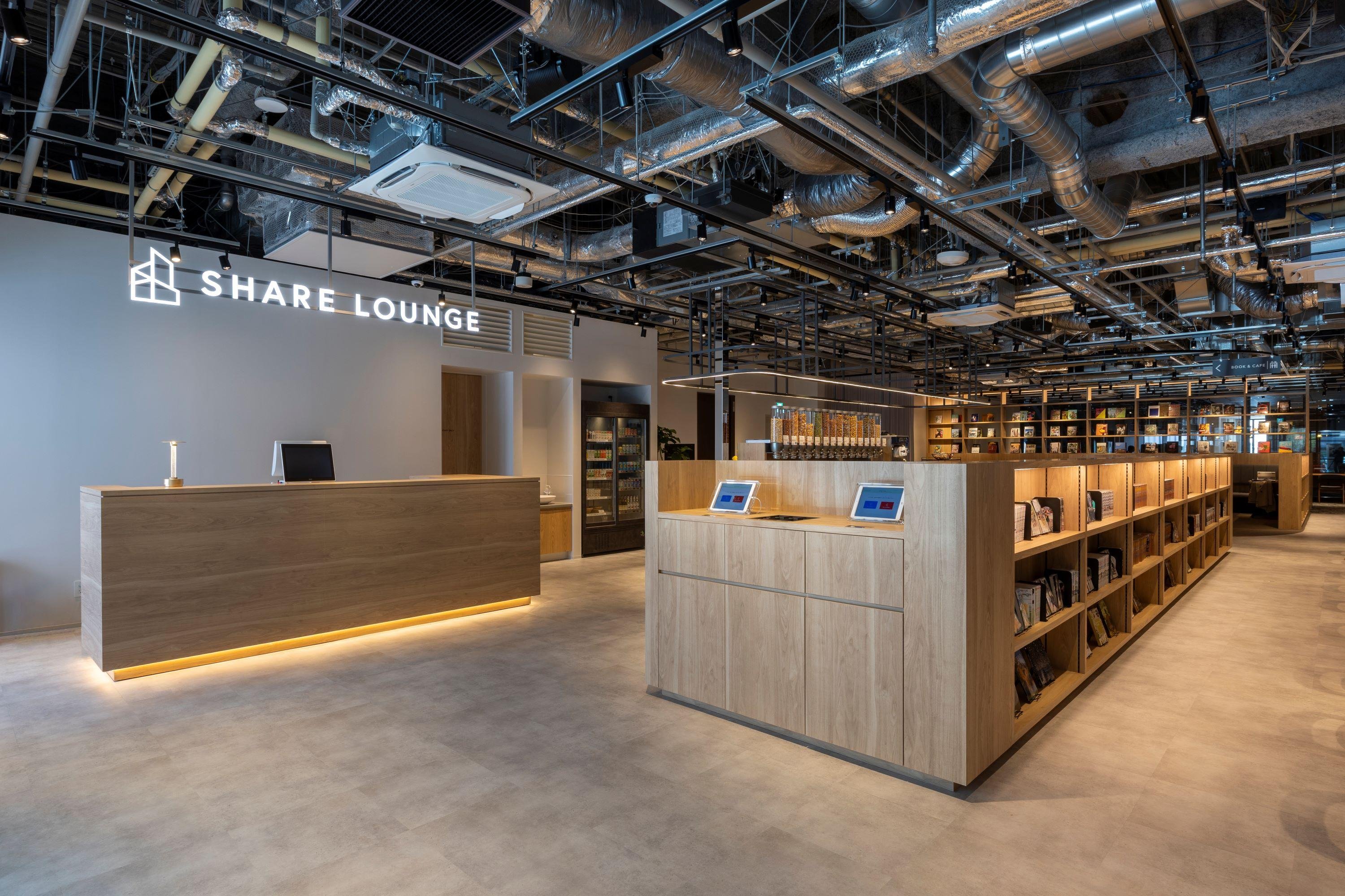 「TSUTAYA BOOKSTORE大井町トラックス」内SHARE LOUNGE の店内写真です。