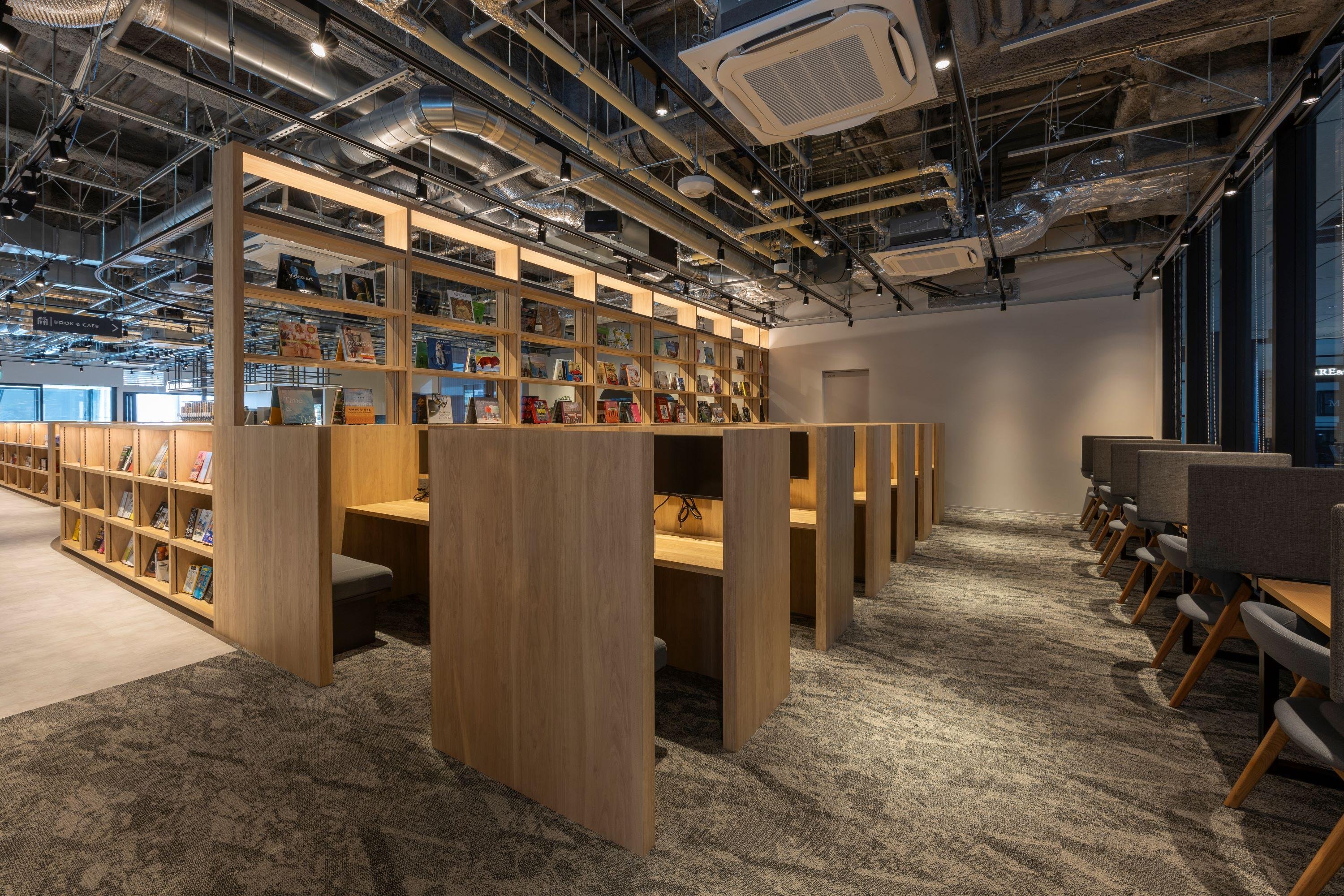 「TSUTAYA BOOKSTORE大井町トラックス」内SHARE LOUNGE の店内写真です。