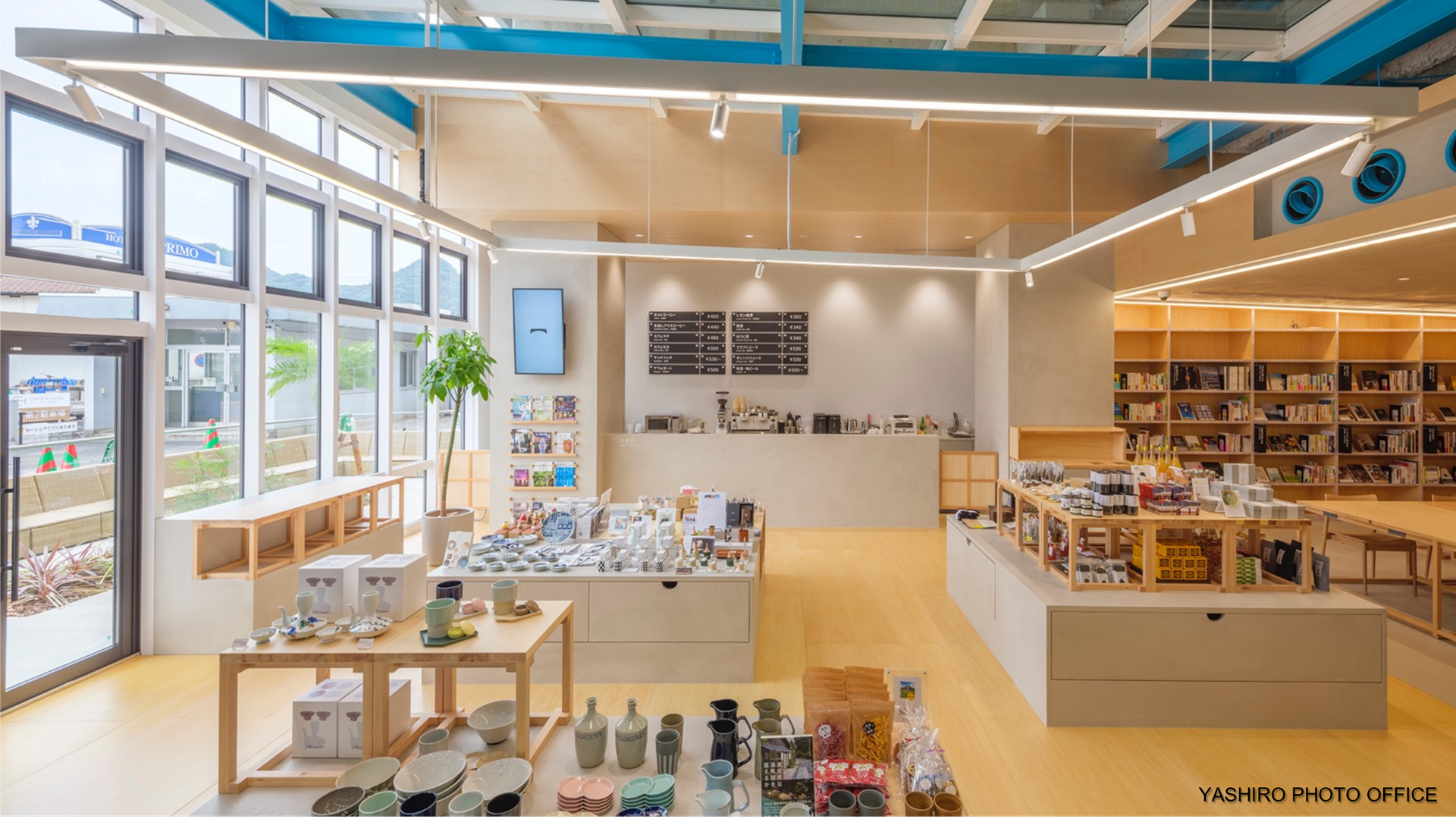 地域の魅力を伝える「武雄 旅 書店」/「武雄温泉駅観光案内所」