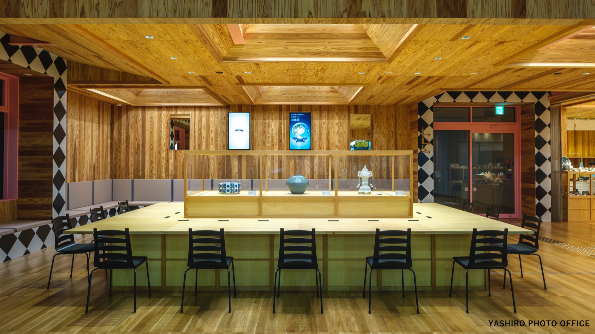 地域の魅力を伝える「武雄 旅 書店」/「武雄温泉駅観光案内所」