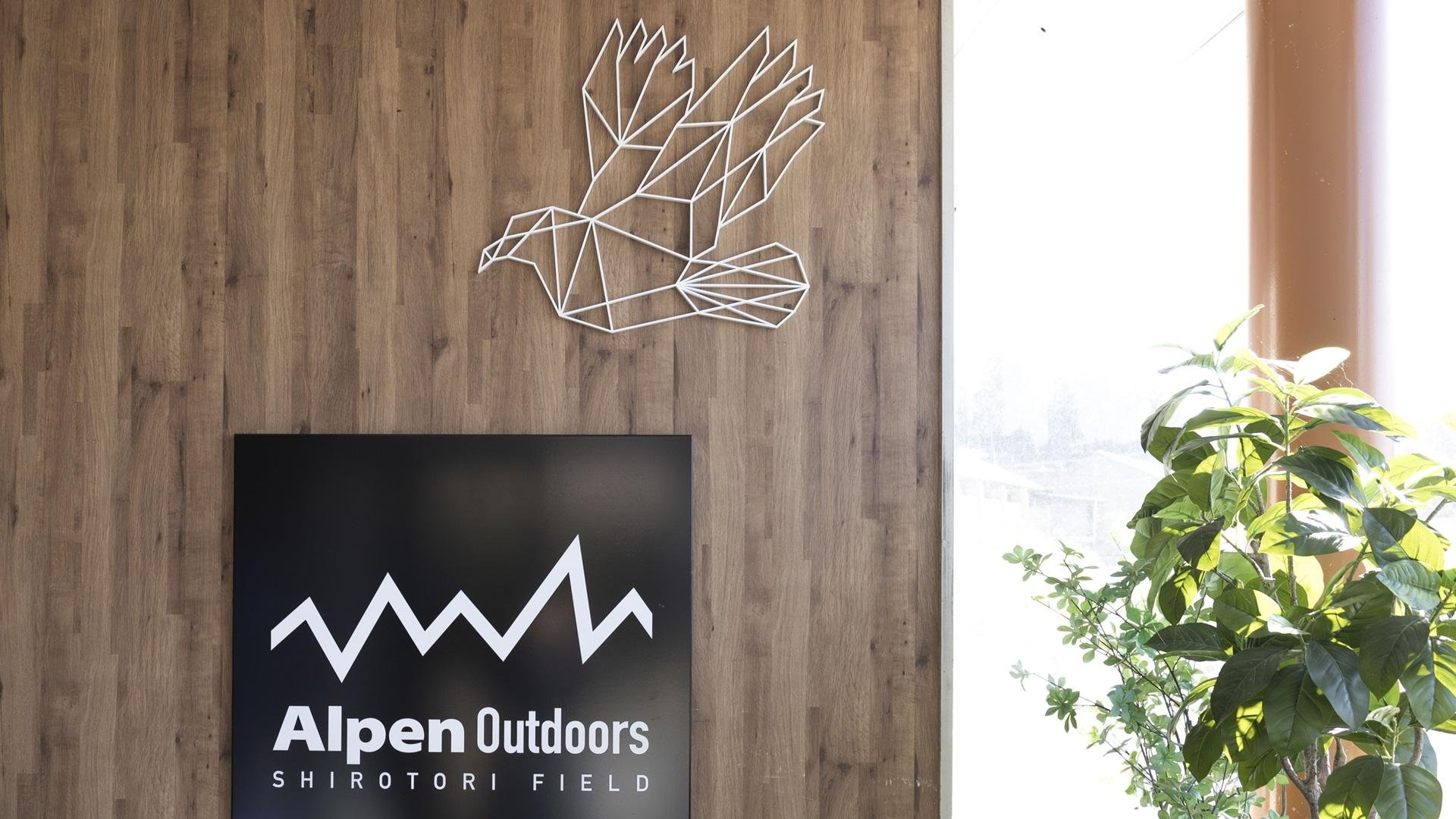 蔦屋書店各店や社外との共創による年間300件以上の作品展を開催の説明画像です