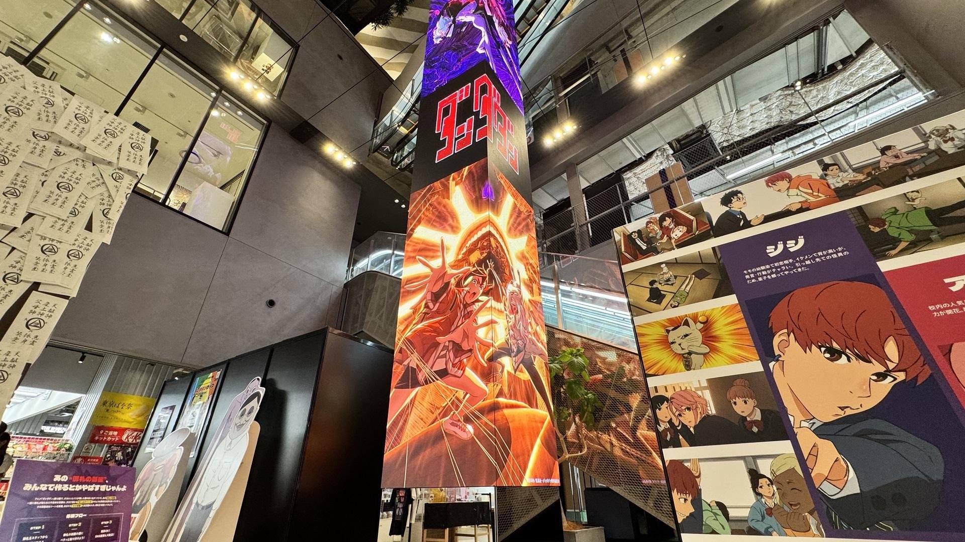 天井まで伸びる施設の巨大サイネージを活かした展示(MIYASHITA PARK)